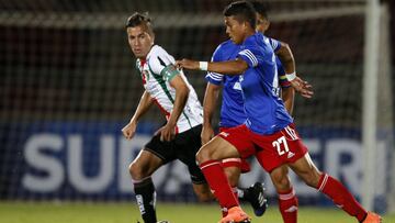 Futbol, Palestino vs Atletico Venezuela
 Copa Sud Americana 2017
 El jugador de Atletico Venezuela David Barreto, derecha, disputa el balon con Agustin Farias de Palestino durante el partido de Copa Sud Americana en el estadio Nacional de Santiago, Chile.