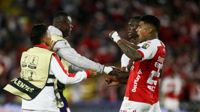 Santa Fe se queda con el duelo de rojos y sigue invicto en la defensa del título