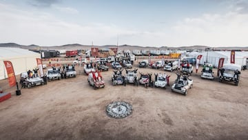 Foto de grupo de los participantes del Dakar Classic.