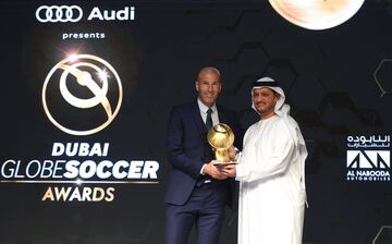 Zidane recoge el el premio al Real Madrid como mejor equipo del año.