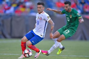 Futbol, Chile v Bolivia.
Copa America centenario 2016.
El jugador de la seleccion chilena Charles Aranguiz, izquierda, disputa el balon con Alejandro Meleán de Bolivia durante el partido del grupo D de la Copa America Centenario en el estadio Gillette de Foxborough, Estados Unidos.
10/06/2016
Photosport/Mexsport***********