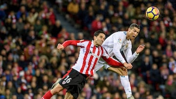 Etxeita ante Ronaldo en San Mamés.