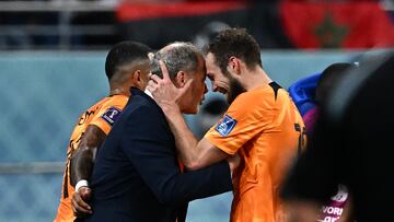 Netherlands' defender #17 Daley Blind (R) celebrates with teammates after he scored his team's second goal during the Qatar 2022 World Cup round of 16 football match between the Netherlands and USA at Khalifa International Stadium in Doha on December 3, 2022. (Photo by Anne-Christine POUJOULAT / AFP)