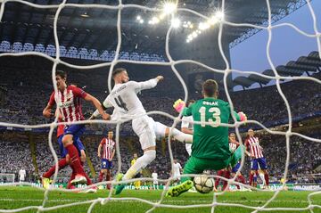 Real Madrid-Atlético de Madrid 1-1 (5-3 en la tanda de penaltis). En la foto, Sergio Ramos marca el 1-0.