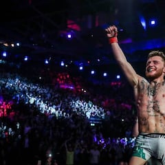 Gallagher festeja con McGregor su exhibición en Dublin