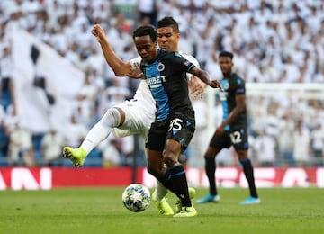 Percy Tau y Casemiro.