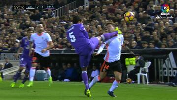 La salvaje patada en la cabeza de Varane a Gayá