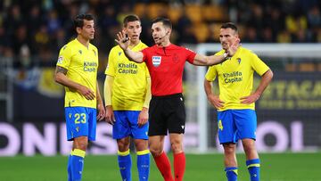 CADIZ, SPAIN - JANUARY 16: Match Referee, Del Cerro Grande, speaks with Luis Hernandez, Ruben Alcaraz and Fede San Emeterio of Cadiz CF during the LaLiga Santander match between Cadiz CF and Elche CF at Estadio Nuevo Mirandilla on January 16, 2023 in Cadiz, Spain. (Photo by Fran Santiago/Getty Images)
PUBLICADA 19/01/23 NA MA22 1COL
