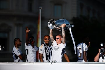 Kroos con el trofeo en Cibeles.