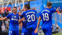 Getafe (Madrid).- 17/09/2023.- El centrocampista serbio del Getafe Nemanja Maksimovic (c) celebra con sus compañeros tras marcar el 3-2 durante el partido de la jornada 5 de LaLiga EA Sports entre Getafe CF y CA Osasuna, en el Coliseum Alfonso Pérez de Getafe.-EFE/ Fernando Alvarado
