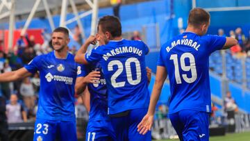 Getafe (Madrid).- 17/09/2023.- El centrocampista serbio del Getafe Nemanja Maksimovic (c) celebra con sus compañeros tras marcar el 3-2 durante el partido de la jornada 5 de LaLiga EA Sports entre Getafe CF y CA Osasuna, en el Coliseum Alfonso Pérez de Getafe.-EFE/ Fernando Alvarado
