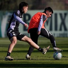 Almirón dijo que estaba “volando”, pero no ha jugado ni un minuto este año: curioso caso en Colo Colo