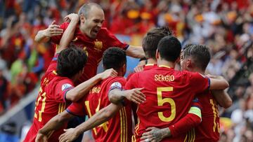 Los jugadores de la Selección celebran el gol de Piqué.