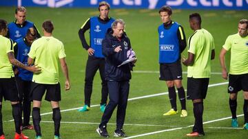 Preud'homme da indicaciones a los jugadores del Brujas en el estadio del Copenhague