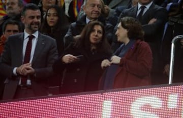 La alcadesa de París, Anne Hidalgo y la alcadesa de Barcelona, Ada Colau en el palco de Camp Nou.