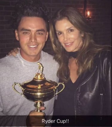 ¡La modelo Cindy Crawford bebe de la Ryder Cup de fiesta!