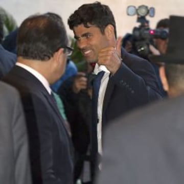 El Atlético de Madrid llegó ayer a Barcelona sobre las ocho y media de la tarde con caras serias y concentrado. Diego Costa fue el jugador más aclamado por los aficionados que les esperaron en su hotel.