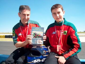 Jorge Lorenzo nació en Palma de Mallorca el 4 de mayo de 1987. Con tres años su padre, Chicho Lorenzo, le fabricó su primera moto. Su madre, María Guerrero, también fue piloto de motos y participó en pruebas de resistencia y de velocidad.