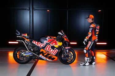 Pedro Acosta, junto a su nuevo moto, la KTM 2025.