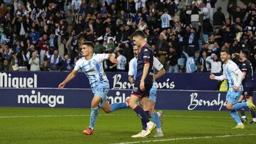 Chupete festeja su gol.