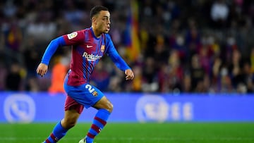 (FILES) In this file photo taken on October 30, 2021 Barcelona&#039;s US defender Sergino Dest controls the ball during the Spanish League football match between FC Barcelona and Deportivo Alaves at the Camp Nou stadium in Barcelona. - FC Barcelona announced on December 30, 2021 three new positive cases to Covid-19 : Sergino Dest, Philippe Coutinho and Ez Abde, to a current total of nine positive players. (Photo by Pau BARRENA / AFP)