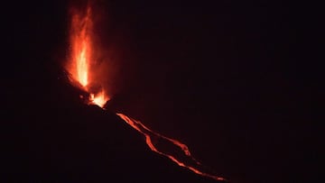 The Cumbre Vieja volcano, pictured from Los Llanos de Aridane, spews lava, ash and smoke, in the Canary Island of La Palma on October 4, 2021. - A new flow of highly liquid lava emerged from the volcano erupting in Spain&#039;s Canary islands on October 1