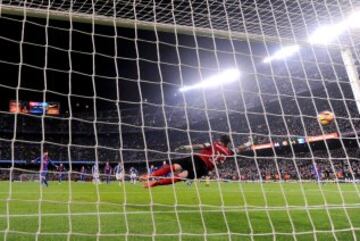 Messi marca el 2-1 de penalti. 