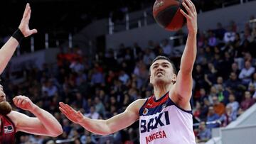 GRAF5713. ZARAGOZA, 23/11/2019.- El base del Baxi Manresa, Dani Pérez (d), entra a canasta ante el jugador checo del Zaragoza, Vit Krejci, durante el encuentro correspondiente a la décima jornada de la liga Endesa disputado esta noche en el pabellón Príncipe Felipe de la capital aragonesa. EFE / JAVIER BELVER.