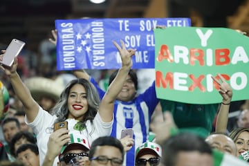 COP06. PHOENIX (ARIZONA, EE.UU.), 20/07/2017. Fanáticos apoyan a México y a Honduras previo al partido de las dos selecciones por la Copa de Oro hoy, jueves 20 de julio de 2017, en el Estadio de la Universidad de Phoenix, en Arizona (EE.UU.) EFE/José Ménd