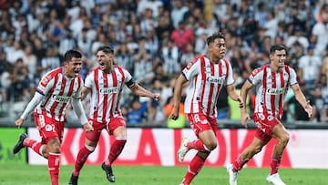 Jugadores del Atlético de San Luis corren para celebrar el pase a la Liguilla.