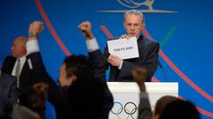 Jacques Rogge, entonces presidente del COI, muestra el sobre con el nombre de Tokio como ciudad elegida para celebrar los Juegos Ol&iacute;mpicos de 2020.