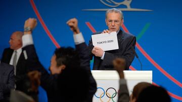 Jacques Rogge, entonces presidente del COI, muestra el sobre con el nombre de Tokio como ciudad elegida para celebrar los Juegos Olímpicos de 2020.