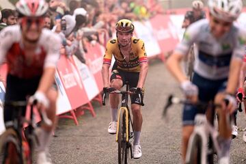 El ciclista esloveno Primoz Roglic entrando en meta en Caravaca de la Cruz. 