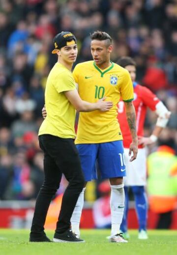 Un hincha brasileño entra a la cancha para saludar a Neymar.