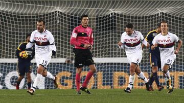 ROM01. ROMA (ITALIA), 04/12/2017.- Gor&aacute;n Pandev (2-i) de Genova celebra un gol contra Verona hoy, lunes 4 de diciembre de 2017, durante un juego ante Genova en la Serie A italiana en Verona (Italia). EFE/FILIPPO VENEZIA