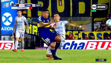 Durísimo planchazo de Herrera sobre Tevez que pudo lesionar al jugador de Boca