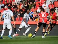 PALMA DE MALLORCA (ISLAS BALEARES), 04/04/2026.- El centrocampista del Real Madrid Eduardo Camavinga (c) durante el partido de la jornada 30 de LaLiga EA Sports, que disputan el RCD Mallorca y el Real Madrid este sábado, en Son Moix, Palma de Mallorca. EFE/ Miquel A. Borràs