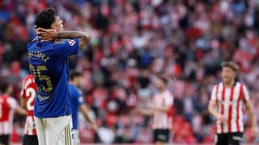 BILBAO, 09/11/2025.- El defensa del Real Oviedo Javier López lamenta la derrota al término del partido de la jornada 12 de Liga disputado este domingo en el estadio de San Mamés. EFE/Miguel Toña