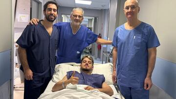 Dani Lorenzo, junto a los doctores Pedro Luis Ripoll y Pablo Campos, tras ser operado de pubis.
