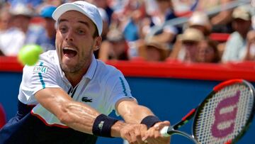 El tenista español Robert Bautista devuelve una bola al tenista francés Gael Monfils durante la tercera ronda de la Copa Rogers ATP de tenis, en Montreal (Canadá).