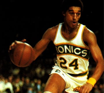 A Dennis Johnson le ficharon los Celtics para defender a Magic, y quedó como base titular de los míticos Celtics campeones en 1984 y 1986. Pero antes de Boston jugó tres años en Phoenix y tres en Seattle. Y ganó el anillo de 1979 con los Sonics.