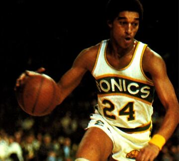 A Dennis Johnson le ficharon los Celtics para defender a Magic, y quedó como base titular de los míticos Celtics campeones en 1984 y 1986. Pero antes de Boston jugó tres años en Phoenix y tres en Seattle. Y ganó el anillo de 1979 con los Sonics.