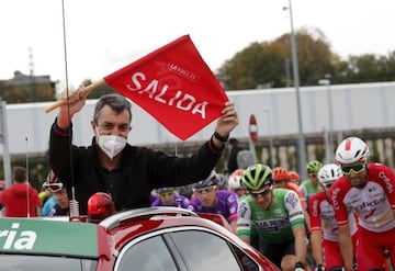 Guillen dando la salida de la histórica Vuelta a España 2020