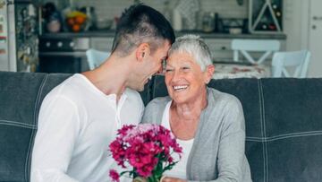 Hombre regal&aacute;ndole un ramo de flores a su madre. 