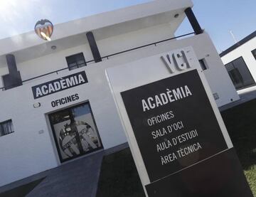 Acceso al edificio principal de la Academia del Valencia en Paterna.