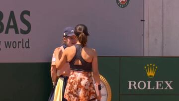 La tenista japonesa Miyu Kato se disculpa con la recogepelotas a la que golpeó accidentalmente durante su partido de dobles en Roland Garros.