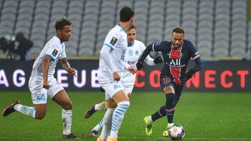 Paris Saint-Germain&#039;s Brazilian forward Neymar (R) runs with the ball during the French Champions Trophy (Trophee des Champions) football match between Paris Saint-Germain (PSG) and Marseille (OM) at the Bollaert-Delelis Stadium in Lens, northern Fra