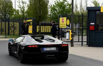 La increíble colección de coches de Aubameyang que muestra en sus redes