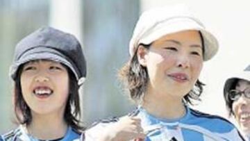 <b>¿ARGENTINAS? </b>Seguidoras orientales, vestidas de albiceleste.