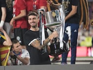 Cristiano Piccini, con la Copa del Rey, en Sevilla.